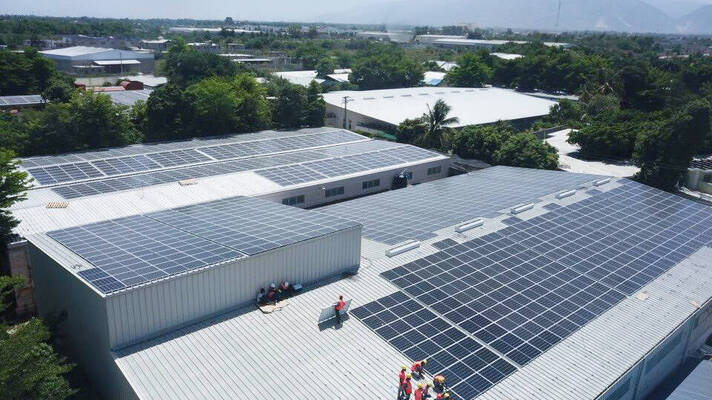 Lavori in corso su un tetto solare ad Haiti